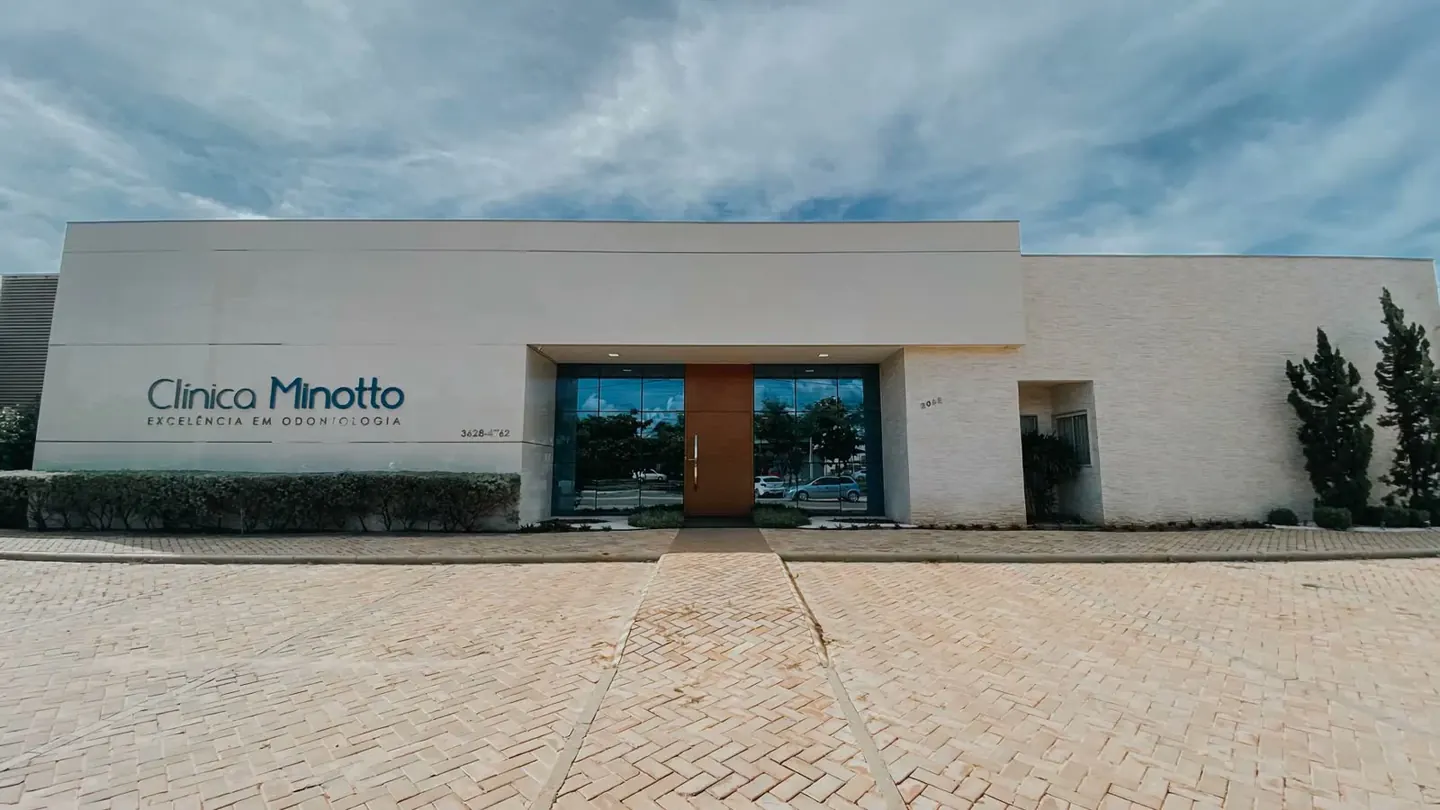 Fachada da Clínica Minotto, na Avenida JK, em Luís Eduardo Magalhães