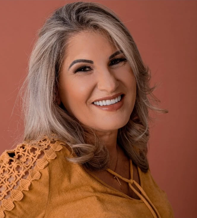 Retrato de uma mulher com blusa mostarda do acervo da Clínica Minotto