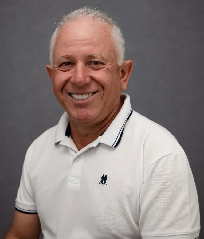 Retrato de um homem com polo branca do acervo da Clínica Minotto
