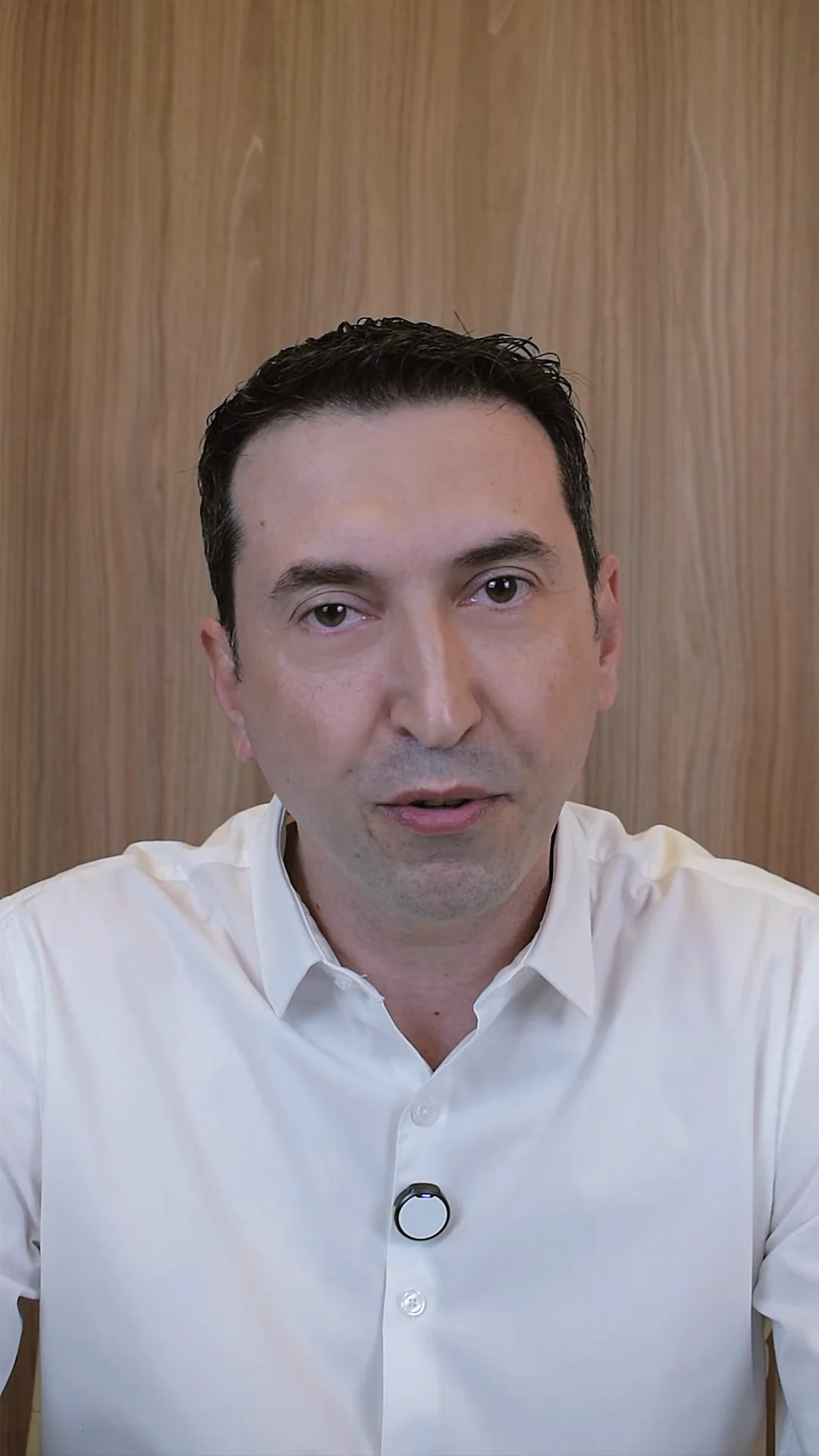 Dr. Fábio Minotto em vídeo educativo gravado na clínica