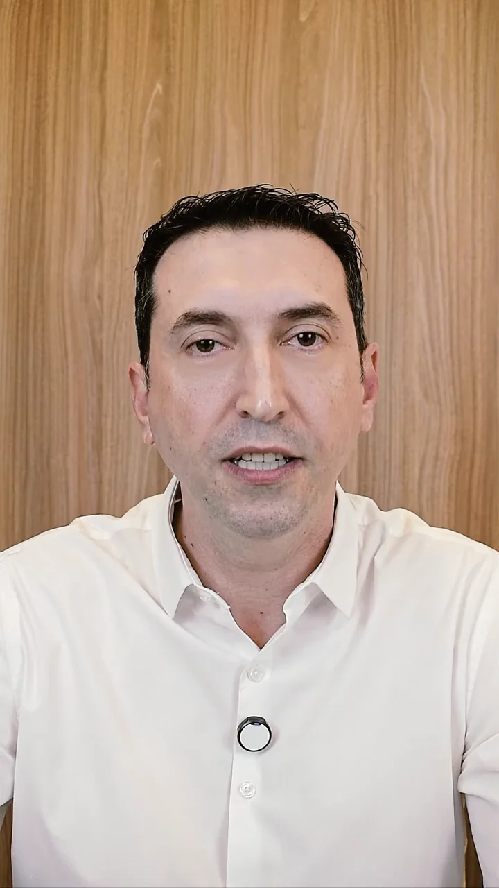 Dr. Fábio Minotto explicando DTM em vídeo da clínica