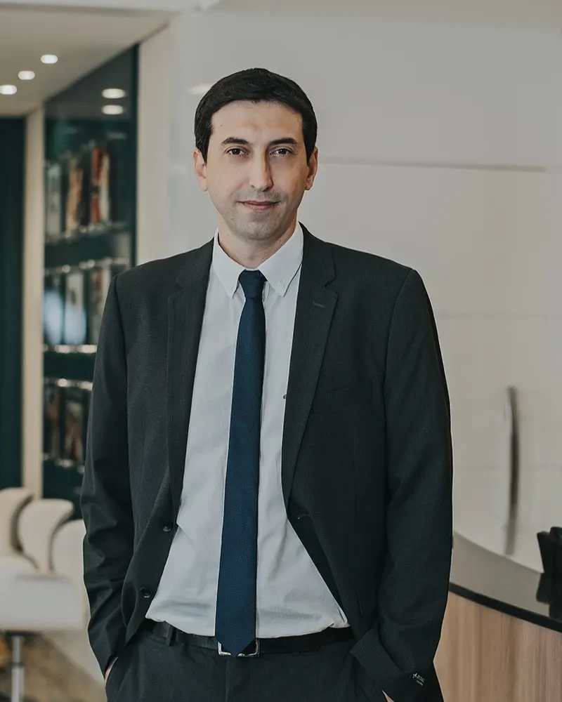 Dr. Fabio Minotto na recepção da Clínica Minotto